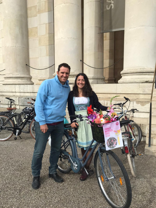 SOĞUK HAVA SÜSLÜ KADINLARI ENGELLEMEDİ