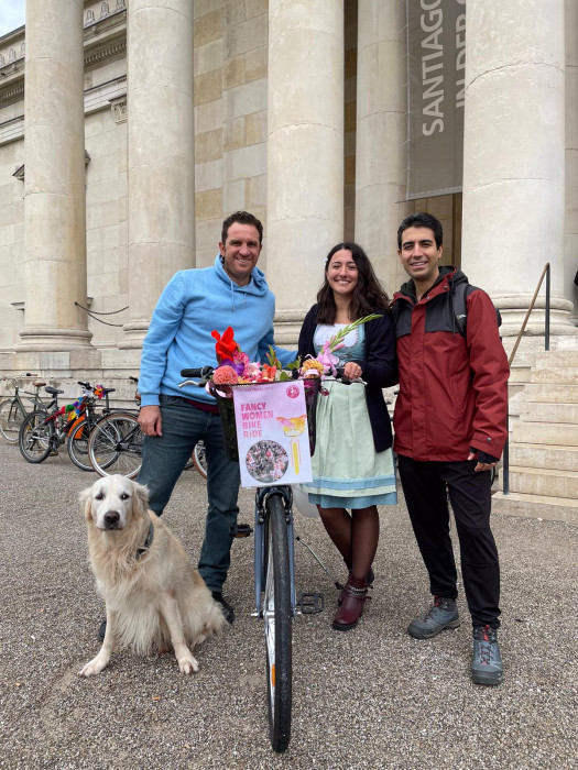 SOĞUK HAVA SÜSLÜ KADINLARI ENGELLEMEDİ