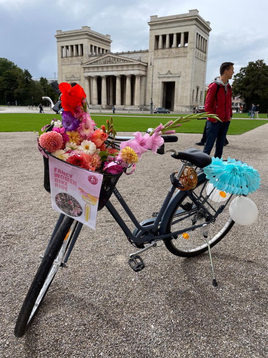 SOĞUK HAVA SÜSLÜ KADINLARI ENGELLEMEDİ
