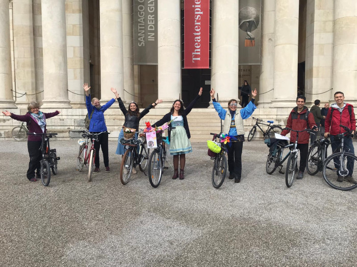 SOĞUK HAVA SÜSLÜ KADINLARI ENGELLEMEDİ