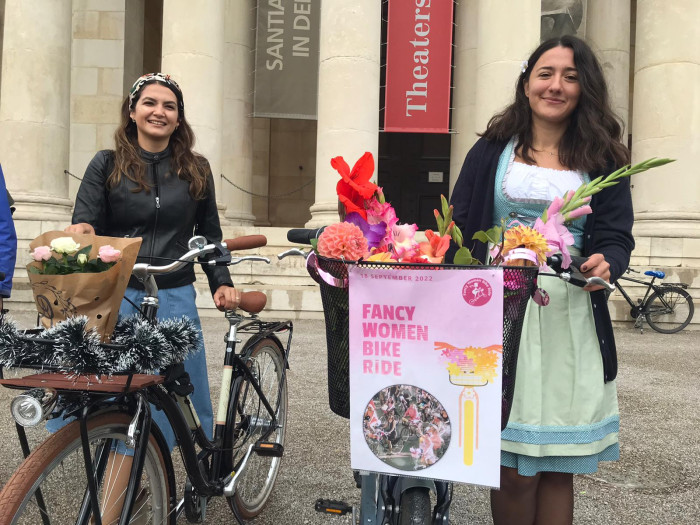 SOĞUK HAVA SÜSLÜ KADINLARI ENGELLEMEDİ