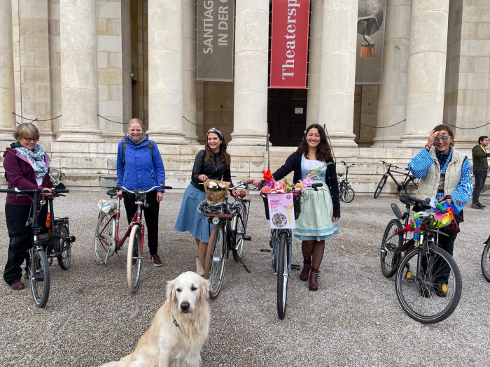 SOĞUK HAVA SÜSLÜ KADINLARI ENGELLEMEDİ