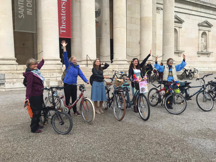 SOĞUK HAVA SÜSLÜ KADINLARI ENGELLEMEDİ