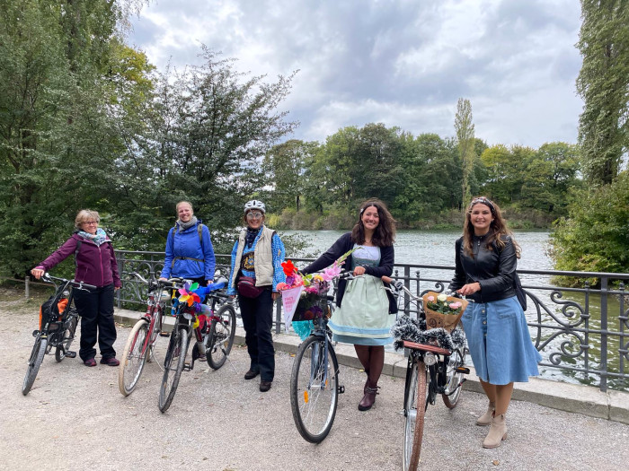 SOĞUK HAVA SÜSLÜ KADINLARI ENGELLEMEDİ