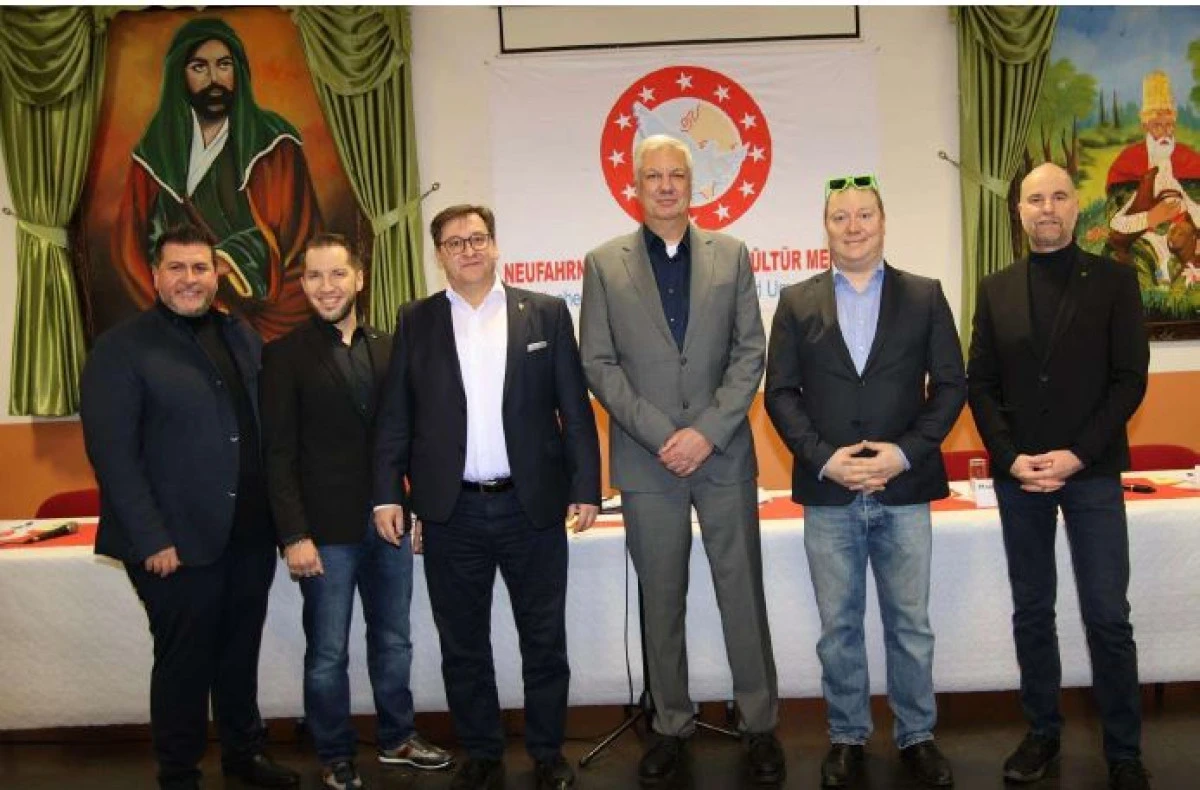 BELEDİYE BAŞKAN ADAYLARI NEUFAHRN ALEVİ K&Uuml;LT&Uuml;R MERKEZİ&rsquo;NDE BULUŞTU