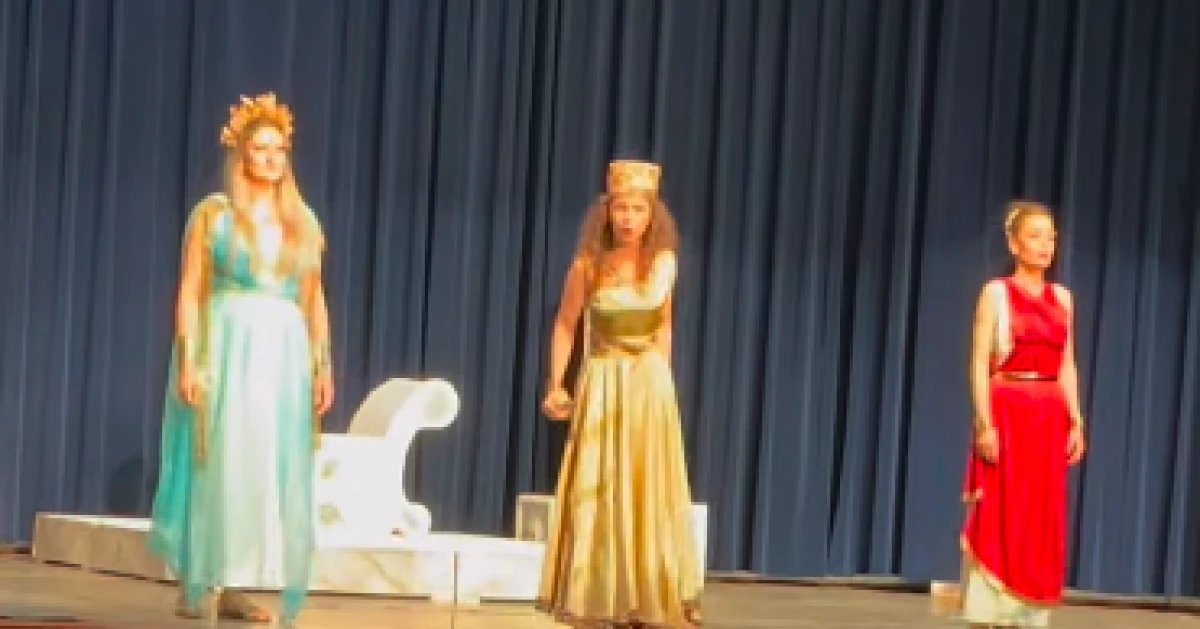 KADINLAR HAYIR DERSE M&Uuml;NİH&rsquo;İ KAHKAHAYA BOĞDU