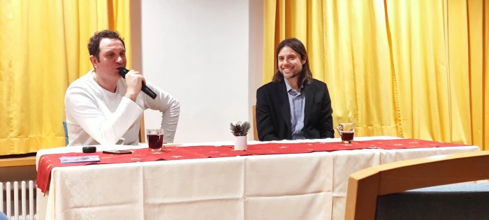 M&Uuml;NİH KİTAP KUL&Uuml;B&Uuml;&rsquo;N&Uuml;N KONUĞU CUMHUR EŞİN OLDU