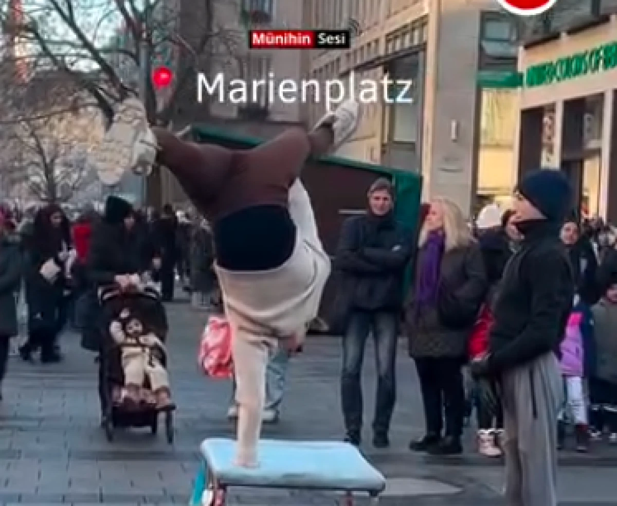  MÜNİH’İN MERKEZİNDE AKROBASİ HAREKETLERİ İLGİYLE İZLENDİ 
