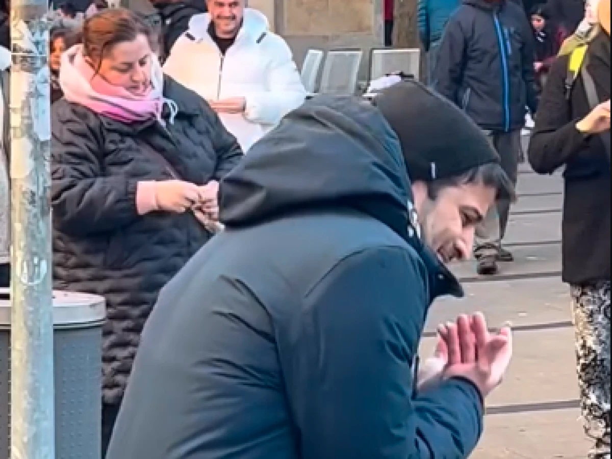 SOKAK ORTASINDA OPERA SÖYLEDİ