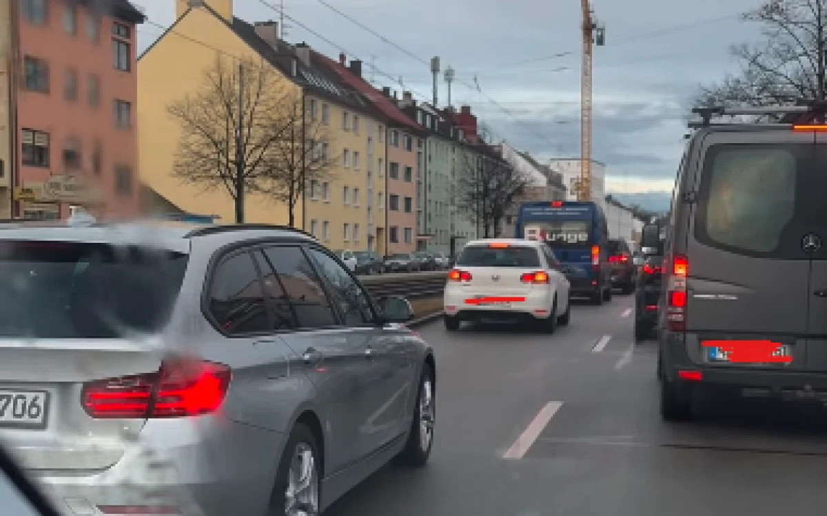 TOPLU TAŞIMA GREVİ NEDENİ İLE M&Uuml;NİH&rsquo;TE TRAFİK FEL&Ccedil; OLDU