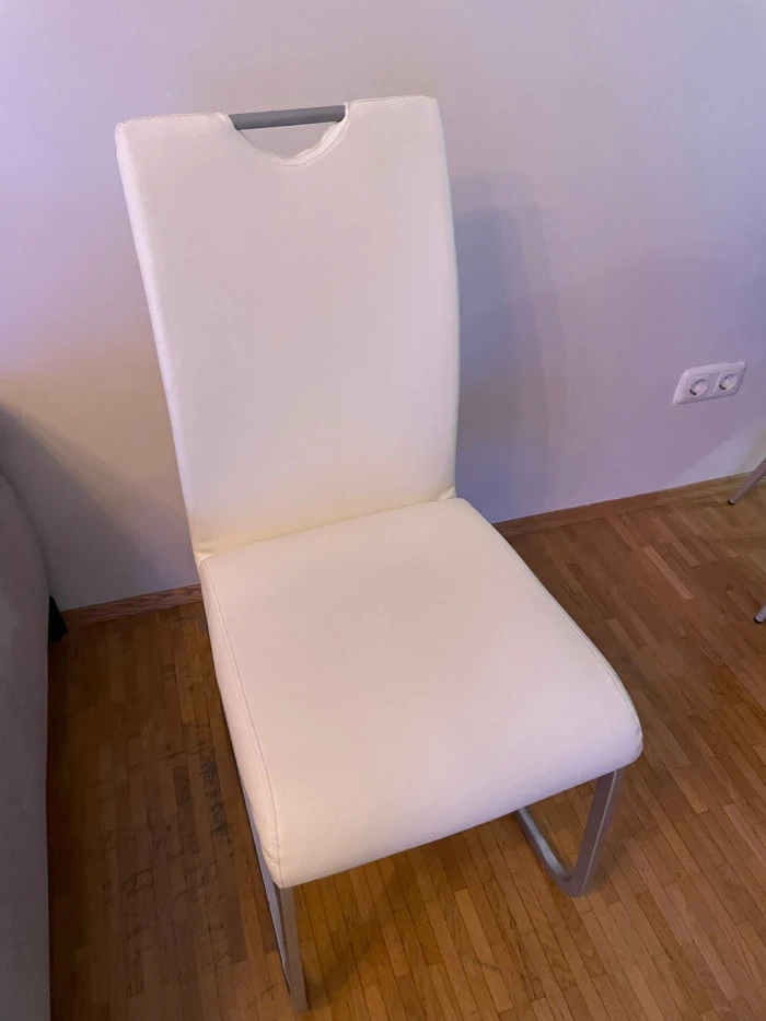 İki beyaz sandalye
