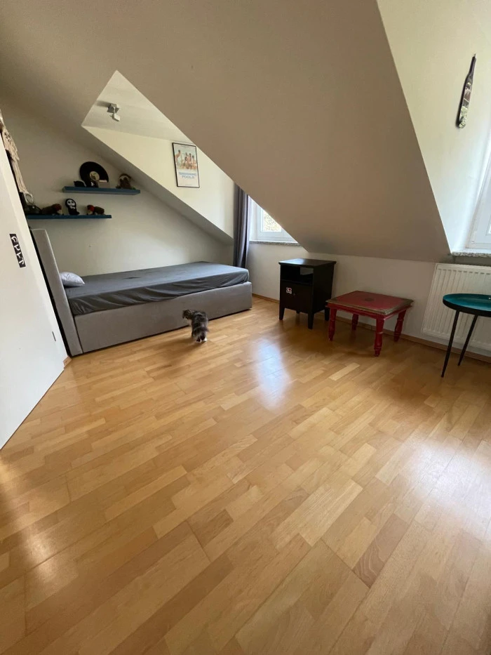 M&uuml;nih-Waldtrudering&rsquo;de, bakımlı bir aile evinde 14 m&sup2;, aydınlık ve tam mobilyalı oda kiralıktır.